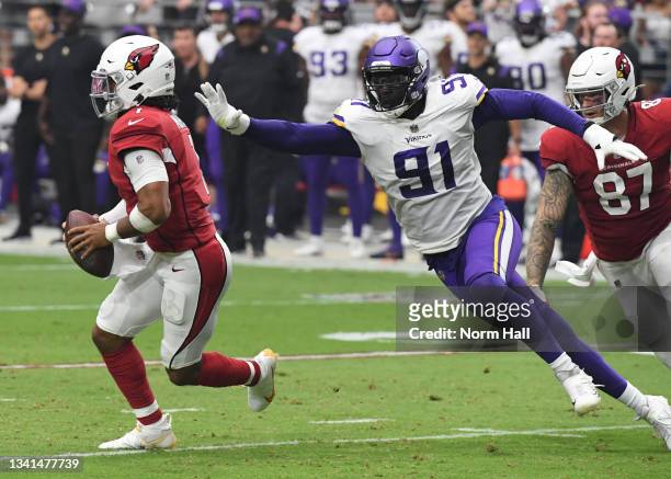 Stephen Weatherly of the Minnesota Vikings attempts to tackle Kyler Murray of the Arizona Cardinals at State Farm Stadium on September 19, 2021 in...