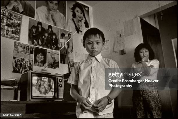 Portrait of Iu Mien refugee siblings Lou Fin Saelee and Muang Kouel Saechao in their apartment, Oakland, California, 1988. Iu Mien people originated...