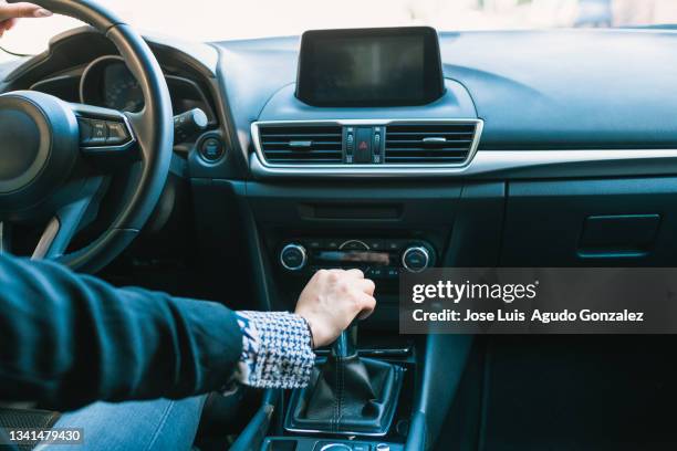 driver with hand on gear lever - levier de vitesse photos et images de collection