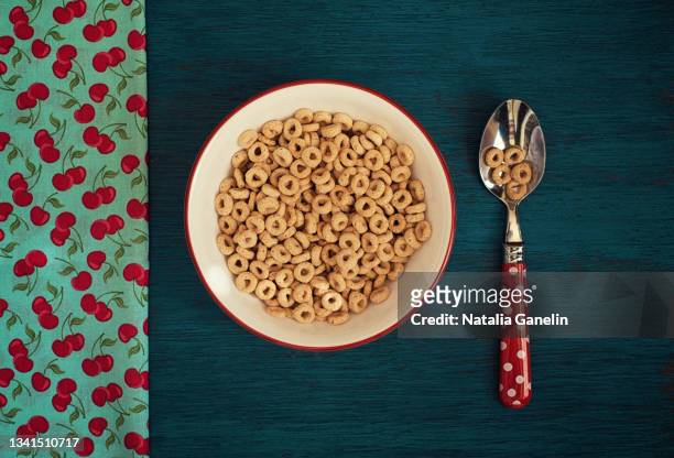 breakfast cereal - cheerios stock-fotos und bilder