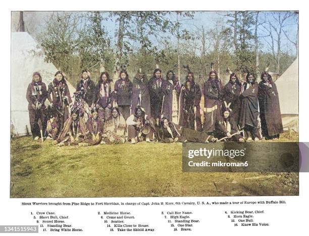 old engraving illustration of sioux warriors brought from pine bridge to fort sheridan, in charge of capt. john b. kerr - lakota stock-fotos und bilder