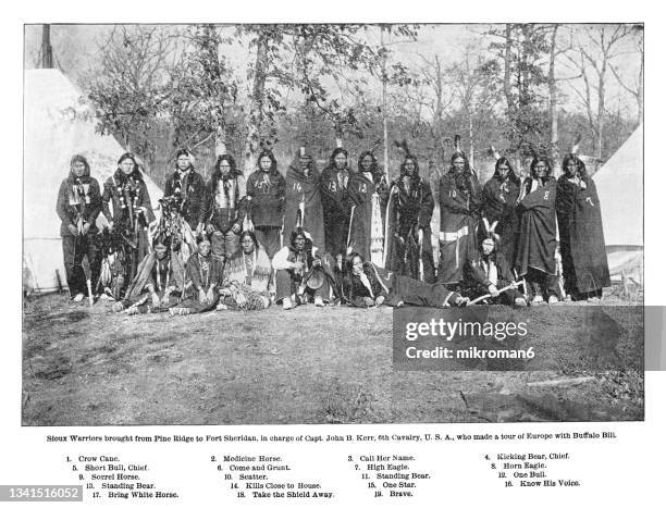 old engraving illustration of sioux warriors brought from pine bridge to fort sheridan, in charge of capt. john b. kerr - sioux culture - fotografias e filmes do acervo
