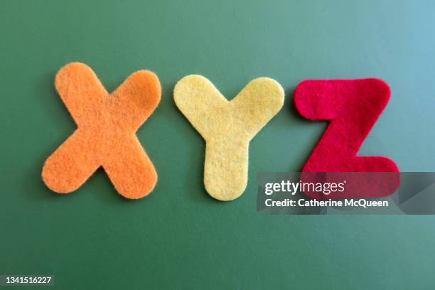 variously colored felt alphabet letters spelling “xyz” - buchstabe z stock-fotos und bilder