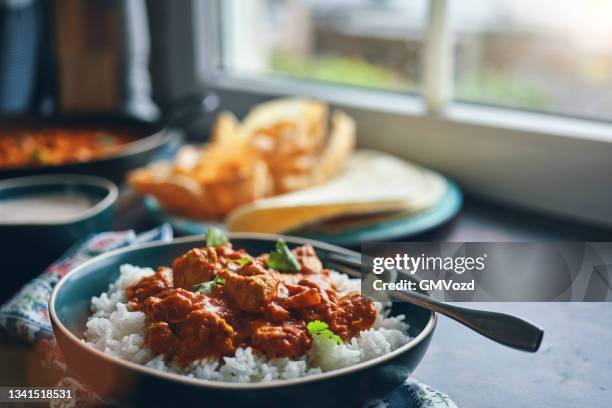 indian chicken curry with naan bread and pappadom - chicken tikka stock pictures, royalty-free photos & images