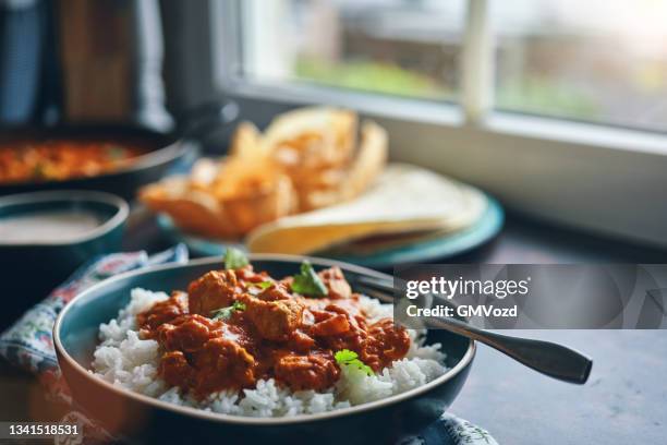 indian chicken curry with naan bread and pappadom - tikka masala stock pictures, royalty-free photos & images