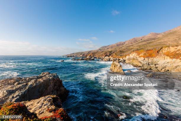 cliffs and ocean in big sur, california, usa - cidade de monterey califórnia - fotografias e filmes do acervo