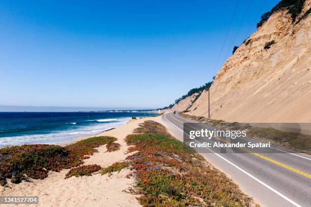 highway 1 pacific route along the ocean near monterey, california, usa - nordkalifornien stock-fotos und bilder