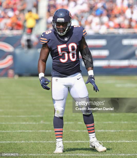 Roquan Smith of the Chicago Bears awaits the snap against the Cincinnati Bengals at Soldier Field on September 19, 2021 in Chicago, Illinois. The...