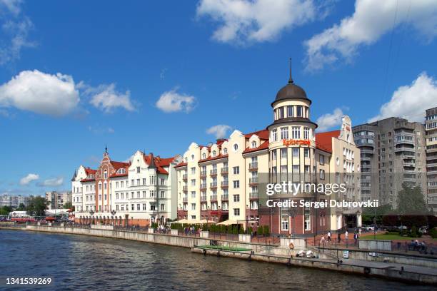 fishing village on the embankment pregolya river. tourist center of the city with walking paths and cafes - kaliningrad stockfoto's en -beelden