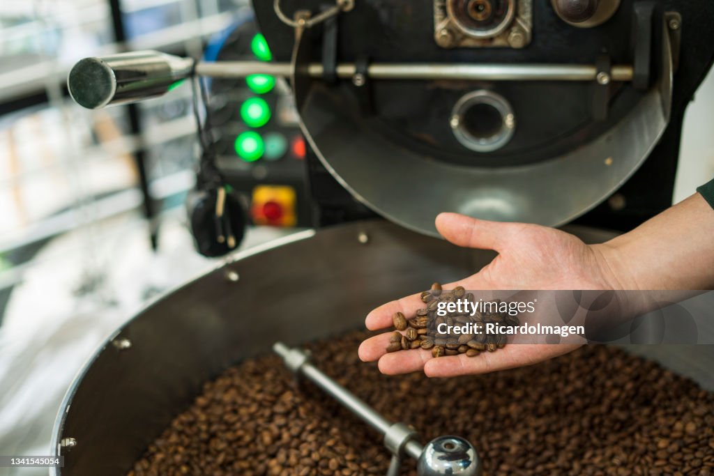 Kaffeeröstmaschine mahlt Kaffee