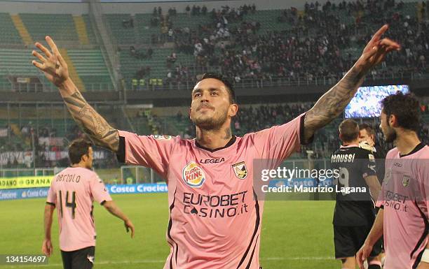 Mauricio Pinilla of Palermo celebrates after the Serie A match between US Citta di Palermo and ACF Fiorentina at Stadio Renzo Barbera on November 27,...