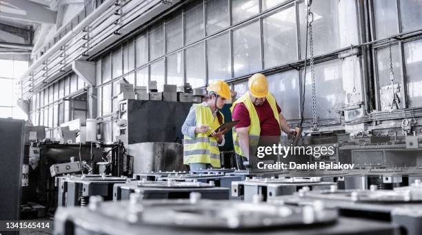 ingenieros que trabajan en la industria de fabricación de metales, haciendo control de calidad de la producción con tableta. - manufacturing equipment fotografías e imágenes de stock