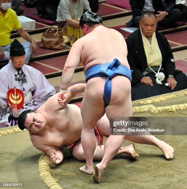 Ozeki Shodai throws Takanosho to win during day four of the Grand Sumo Autumn Tournament at Ryogoku Kokugikan on September 15, 2021 in Tokyo, Japan.