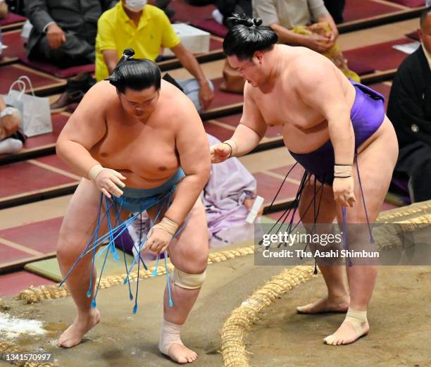 Sekiwake Meisei pushes Kotonowaka out of the ring to win during day four of the Grand Sumo Autumn Tournament at Ryogoku Kokugikan on September 15,...
