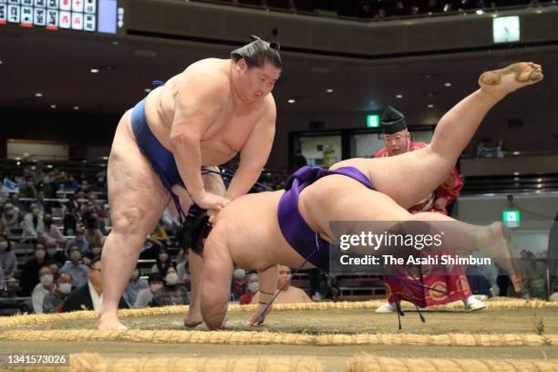 Komusubi Ichinojo throws sekiwake Meisei to win during day five of the Grand Sumo Autumn Tournament at Ryogoku Kokugikan on September 16, 2021 in...