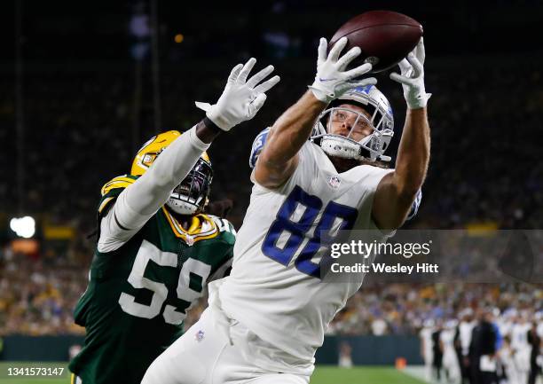 Hockenson of the Detroit Lions cacthes a pass for a touchdown against De'Vondre Campbell of the Green Bay Packers during the first half at Lambeau...