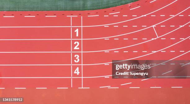 start running track in sport field - segundo cuarto deportes fotografías e imágenes de stock