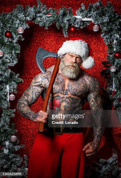 fit senior bad santa claus - bad christmas present stockfoto's en -beelden