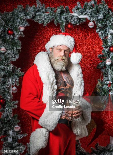 fit senior bad santa claus - bad christmas present stockfoto's en -beelden