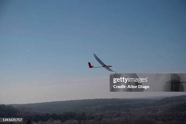 toy airplane gliding through the sky on a winter's day - plane in sky photos et images de collection