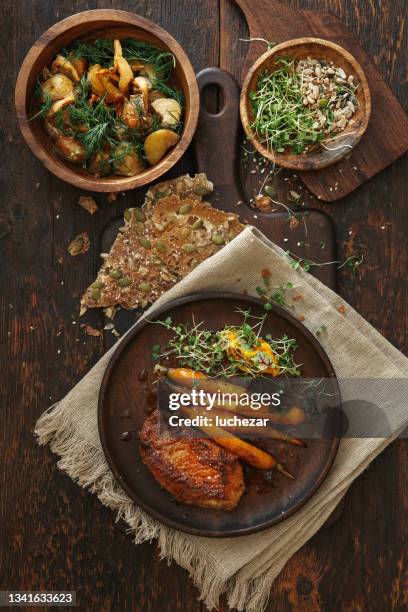 roast duck breast with vegetables - duck confit stockfoto's en -beelden