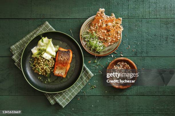grilled salmon with vegetables - serveerschaal stockfoto's en -beelden