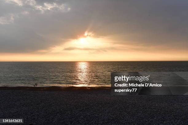 sunset on the english channel in fecamp - haute normandie 個照片及圖片檔