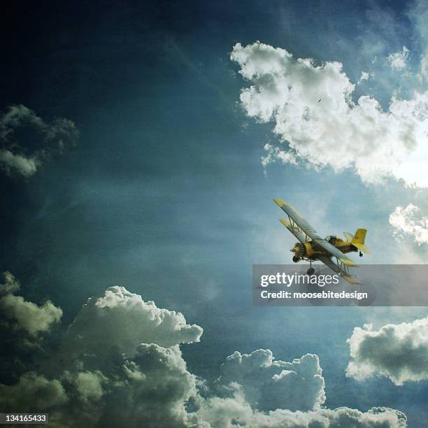 plane flying through clouds - propellermaschine stock-fotos und bilder