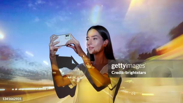 image projection on a woman using a smart phone - projectieapparatuur stockfoto's en -beelden