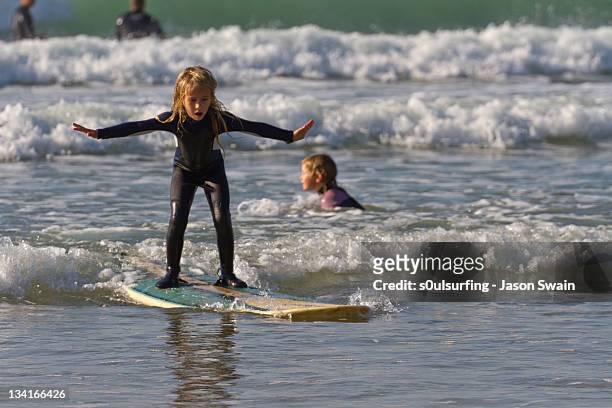 girl on surf board - s0ulsurfing stock pictures, royalty-free photos & images