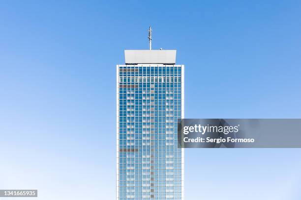 skyscraper in berlin - rascacielos fotografías e imágenes de stock