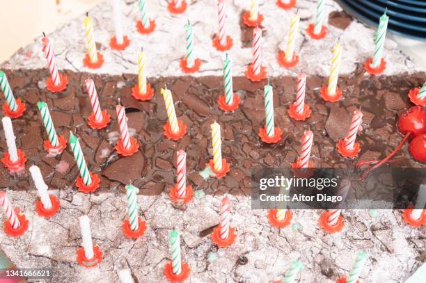 a birthday cake with many candles. view from above. - centième anniversaire photos et images de collection