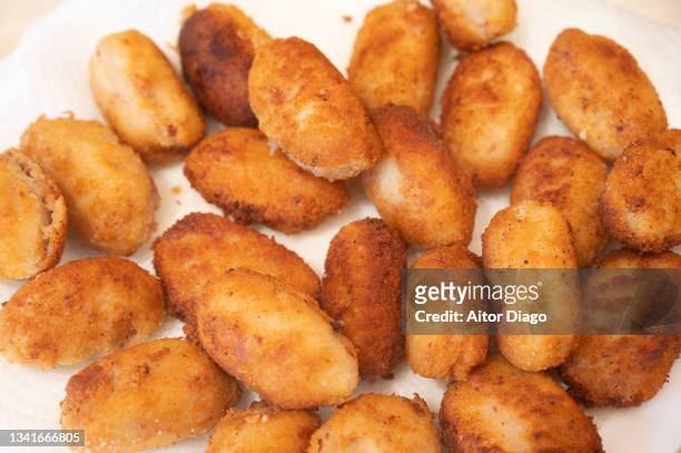 a plate of fried croquettes ready to eat. - kroket stockfoto's en -beelden