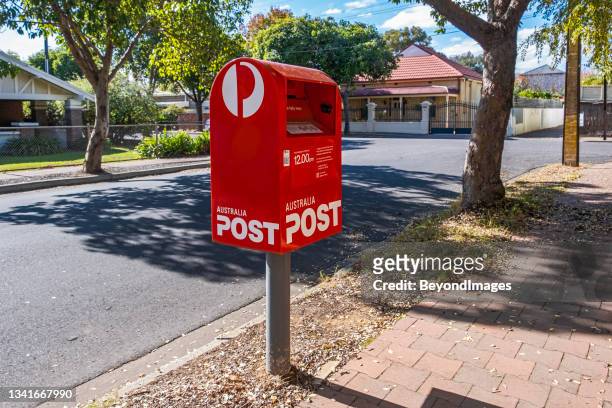 boîte postale australia post red street dans une rue de banlieue verdoyante établie - adelaide photos et images de collection