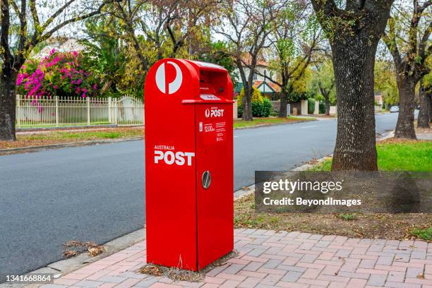 australia post red street posting box in leafy established suburban street - openbare brievenbus stockfoto's en -beelden