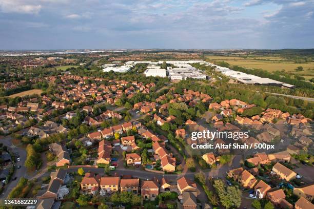 high angle view of townscape against sky,caldecotte lake,milton keynes,united kingdom,uk - milton keynes stockfoto's en -beelden