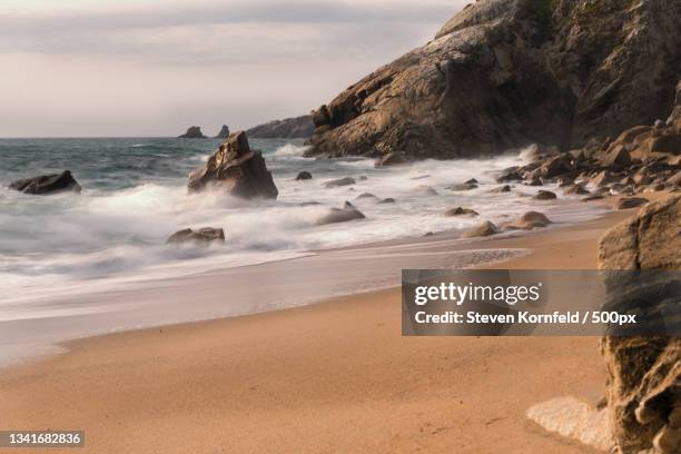 scenic view of beach against sky,france - quiberon fotografías e imágenes de stock