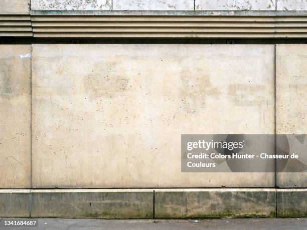 empty and weathered concrete wall with sidewalk in paris - paris wall stock pictures, royalty-free photos & images