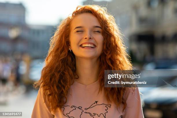 joven sana disfrutando del sol y de la vida de la ciudad - estilo de vida alternativo fotografías e imágenes de stock