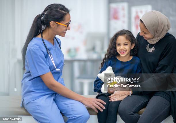 little girl at the doctor with her mother - arabic doctor stockfoto's en -beelden