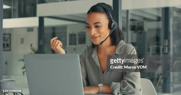 aufnahme einer jungen frau mit headset und laptop in einem modernen büro - customer support stock-fotos und bilder