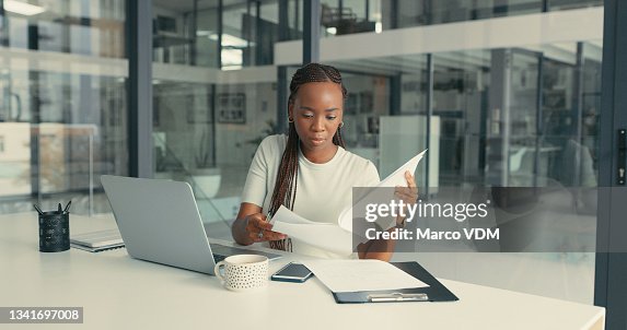 現代のオフィスでいくつかの書類をやっている美しい若い女性のショット 現代のオフィスでいくつかの書類をやっている美しい若い女性のショット