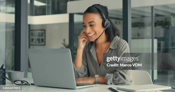 foto de una mujer joven usando un auricular y una computadora portátil en una oficina moderna - call for help fotografías e imágenes de stock