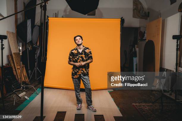 behind the scenes shot of a model in a photo studio - 80s male model stock pictures, royalty-free photos & images