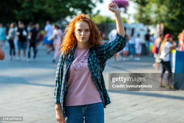 demonstrantin - starke frau stock-fotos und bilder