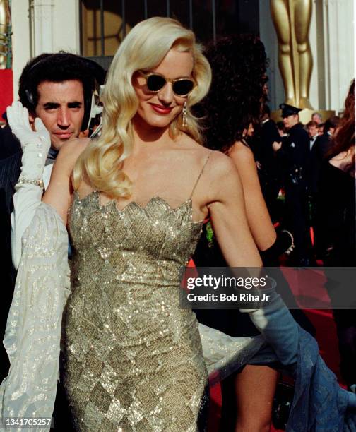 Daryl Hannah arrives at the Academy Awards, April 11,1988 in Los Angeles, California.