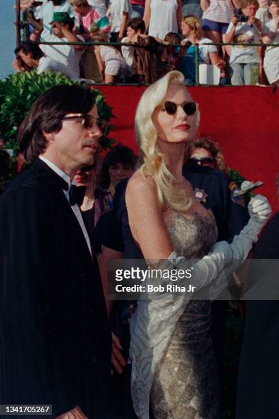 Daryl Hannah and Jackson Browne arrive at the Academy Awards, April 11,1988 in Los Angeles, California.