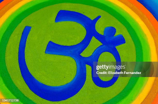 the om symbol in the devanagari script on colorful background. the om or aum symbol of hinduism and buddhism. - om teken stockfoto's en -beelden