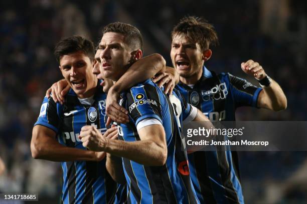 Robin Gosens of Atalanta celebrates with team mates after scoring to give the side a 1-0 lead during the Serie A match between Atalanta BC and US...