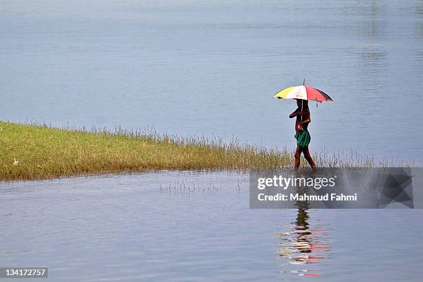 kid walking from water to land - bengali girl - fotografias e filmes do acervo